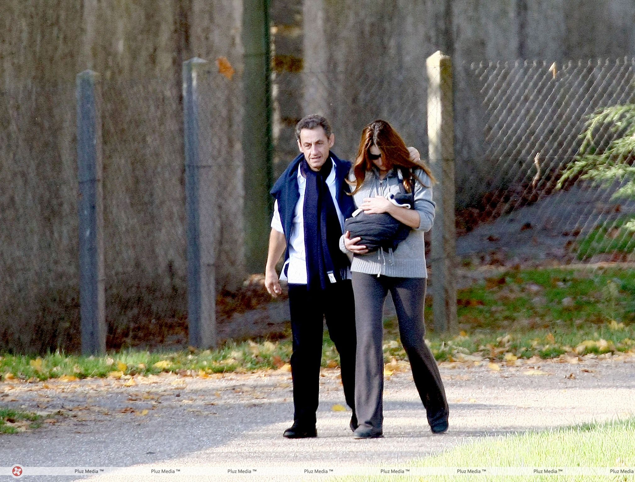 Nicolas Sarkozy and wife Carla Bruni taking a stroll with Giulia | Picture 113938